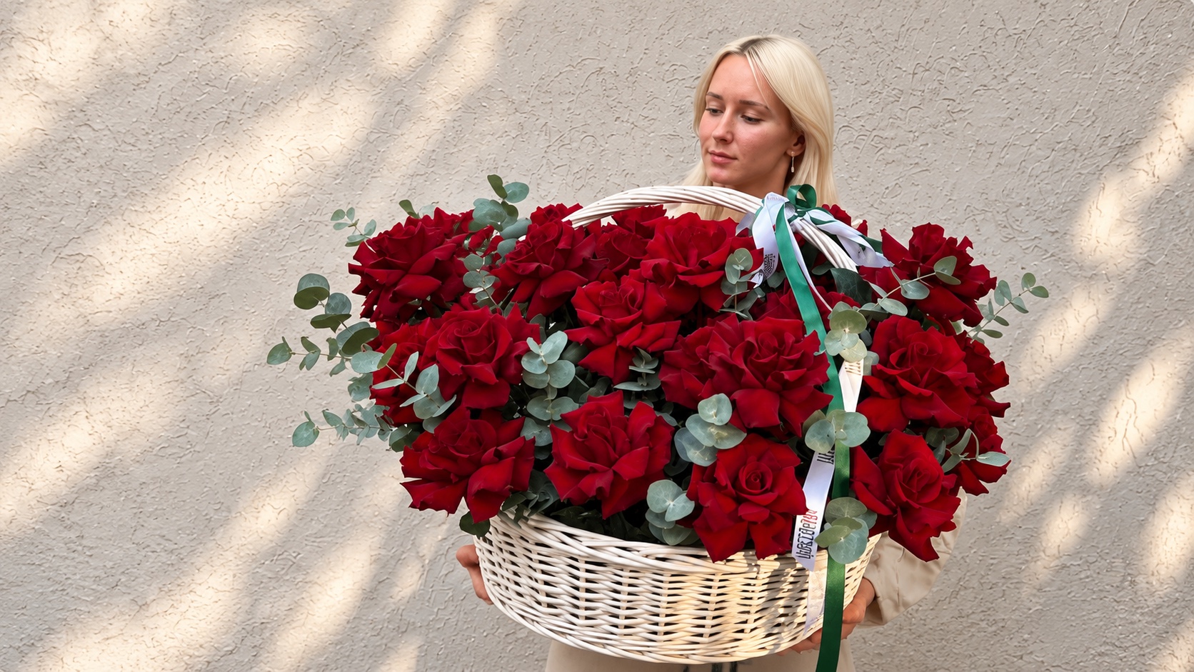 Девушка с большой корзиной красных роз